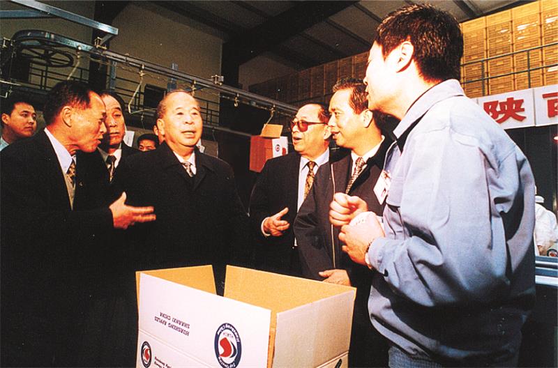1569230032422421.jpeg 1999年12月10日,中共中央政治局常委、中央纪律检查委员会书记尉健行视察华圣果业.jpg