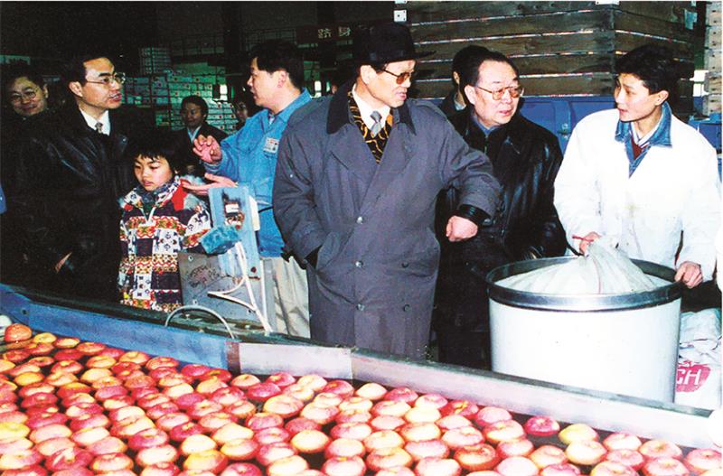 1569230180988252.jpeg 2000年1月31日,中共中央政治局委员、中国科学院院长李铁映视察华圣果业.jpg
