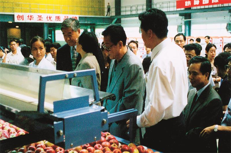 1569230262128533.jpeg 1999年9月5日中共中央政治局常委、全国政协主席李瑞环视察华圣果业.jpg